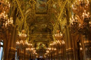 L'expression "C'est pas Versailles ici!" : origines et histoire